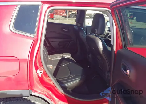 2018 Jeep Compass Latitude 4X4 z USA, uszkodzony, nr VIN 3C4NJDBB0JT331884